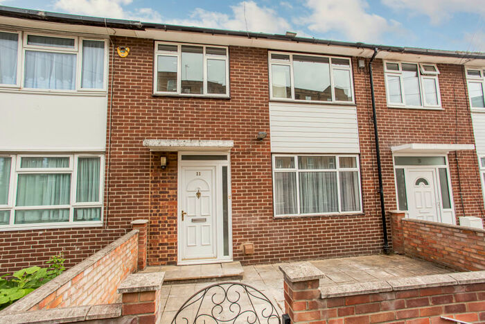 4 Bedroom Terraced House To Rent In Susannah Street, Poplar, E14