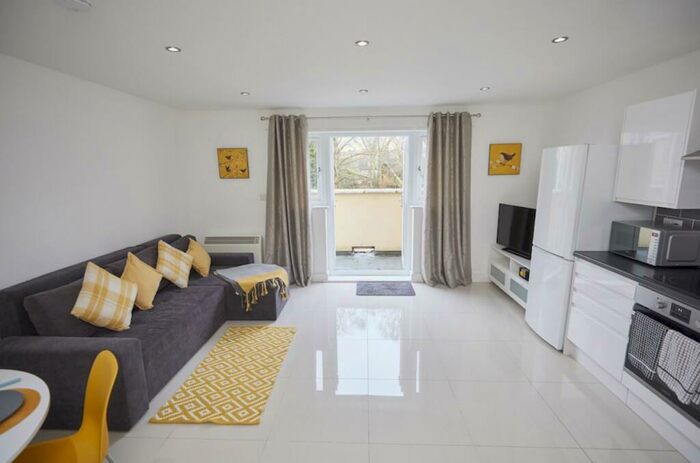 1 Bedroom Flat To Rent In Spireview, SO15