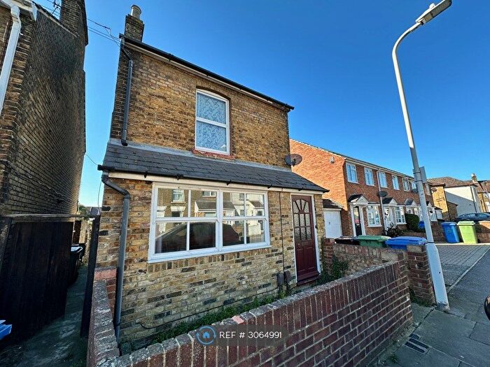 1 Bedroom Flat To Rent In Harold Road, Sittingbourne, ME10