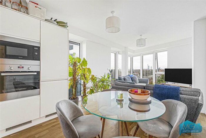 2 Bedroom Apartment For Sale In Hampden Road, London, N8