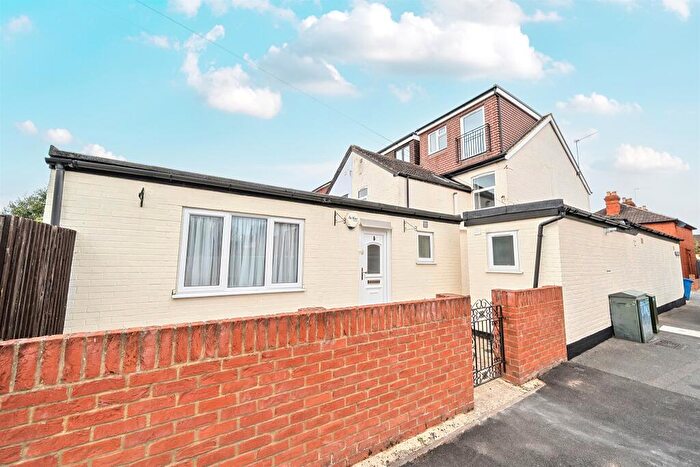 4 Bedroom End Of Terrace House For Sale In Murrin Road, Maidenhead, SL6