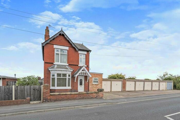 3 Bedroom Detached House To Rent In Tickhill Road, Doncaster, DN4