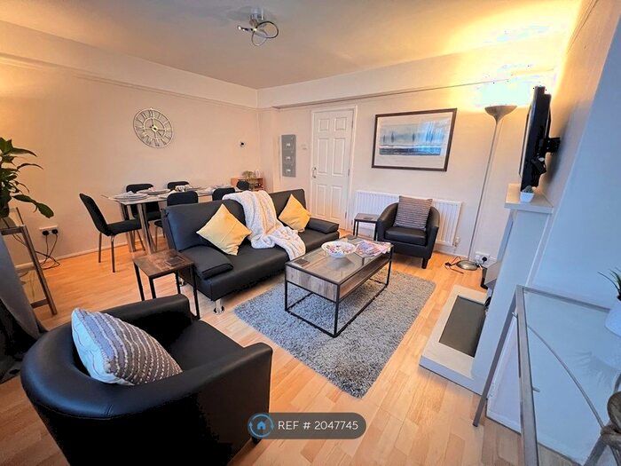 3 Bedroom Flat To Rent In Glazebrook Close, London, SE21