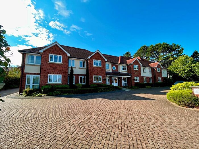 2 Bedroom Flat For Sale In Wellington Avenue, Princes Risborough, Buckinghamshire, HP27