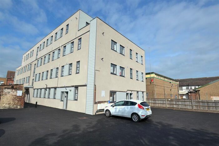 2 Bedroom Flat To Rent In Victoria Road, Horley, RH6