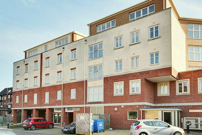 2 Bedroom Apartment To Rent In Chase Side, Southgate, N14