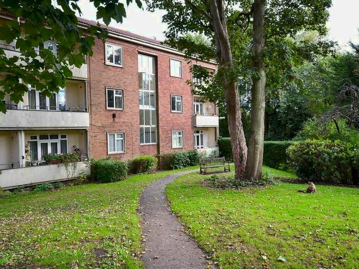 2 Bedroom Flat To Rent In Bells Hill, Barnet, EN5
