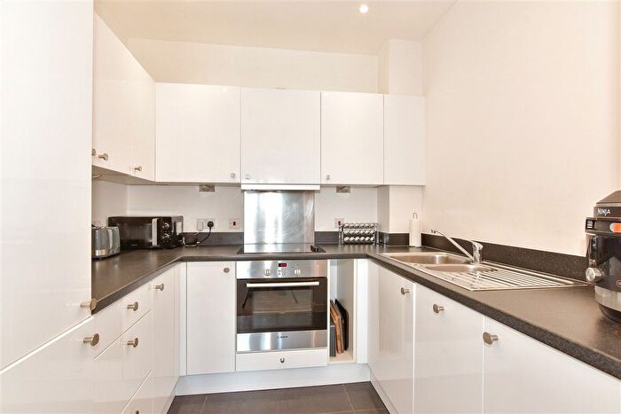 1 Bedroom Flat For Sale In Higham Avenue, Snodland, Kent, ME6