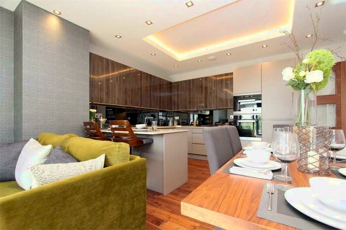 3 Bedroom Apartment For Sale In Muswell Hill, London, N10