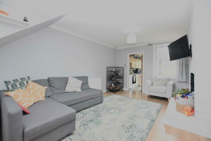 2 Bedroom End Of Terrace House To Rent In Kings Road, Newbury, RG14