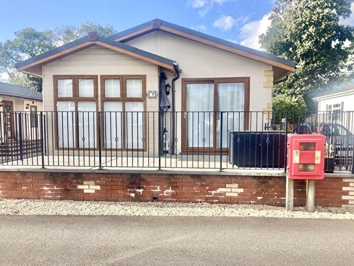 2 Bedroom Mobile/park Home For Sale In Bishops View, Gairneybridge, Kinross, KY13