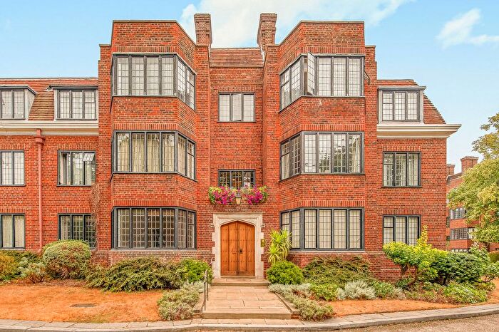 2 Bedroom Flat For Sale In Newnham House, Manor Fields, SW15