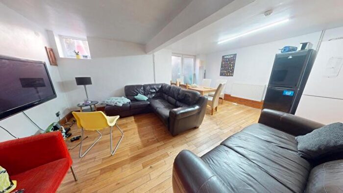 8 Bedroom Terraced House To Rent In Manor Terrace, Hyde Park, Leeds, LS6