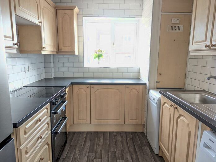 2 Bedroom Flat To Rent In Oaks Lane, Ilford, IG2