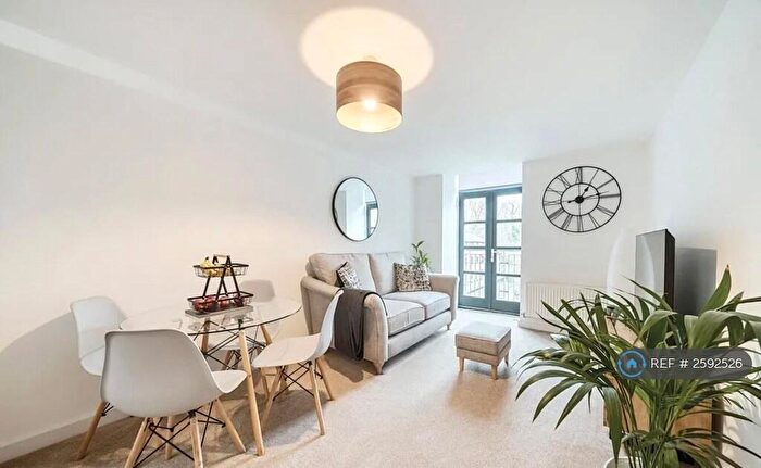 2 Bedroom Flat To Rent In Kinderlee Way, Chisworth, Glossop, SK13