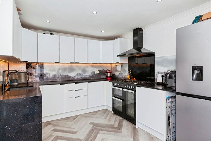 3 Bedroom End Of Terrace House For Sale In Wood Close, Windsor, SL4