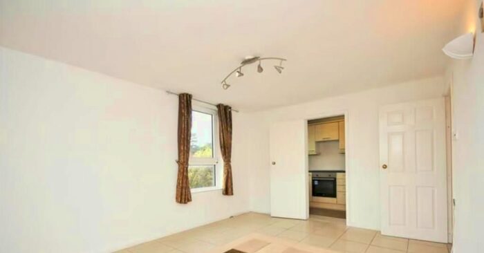 2 Bedroom Flat To Rent In Ross Road, South Norwood, Beckenham, London, SE25
