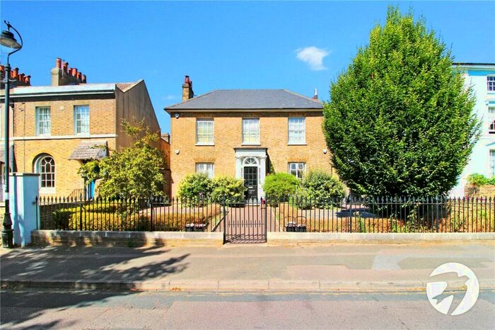 2 Bedroom Flat To Rent In Clarence Place, Gravesend, Kent, DA12