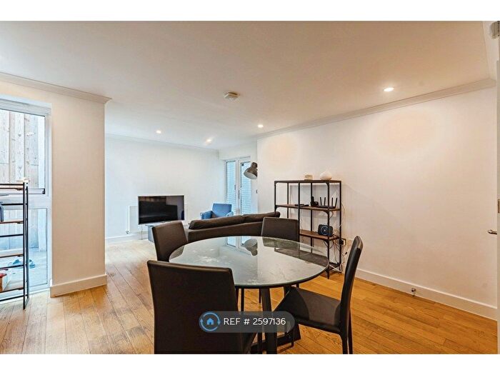 3 Bedroom Flat To Rent In Trinity Mews, London, E1