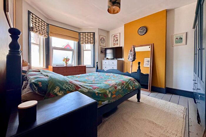 4 Bedroom Semi-Detached House For Sale In Linden Road, Swanage, BH19 - Photo 8