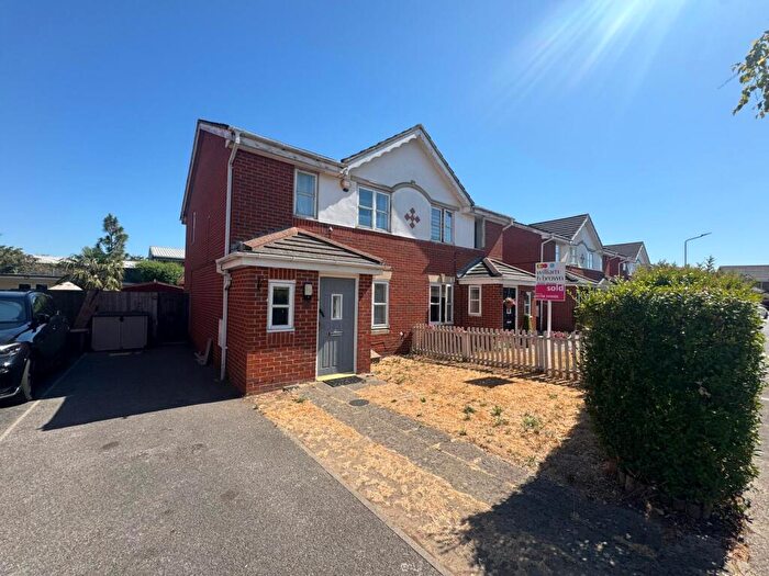 3 Bedroom Semi-Detached House To Rent In Collingwood Road, Rainham, Havering, RM13