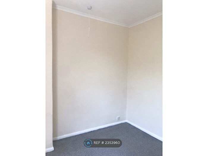 2 Bedroom End Of Terrace House To Rent In George Street, Wakefield, WF4