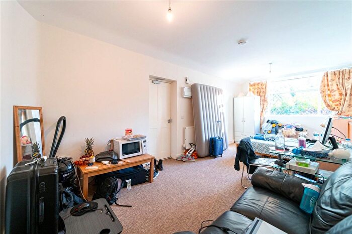 1 Bedroom Flat To Rent In Oakfield Road, Selly Oak, Birmingham, West Midlands, B29