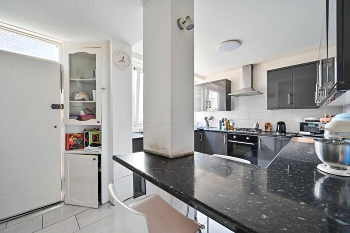 3 Bedroom Flat To Rent In Moody Street, Mile End, London, E1