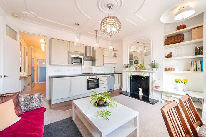 2 Bedroom Flat To Rent In Walm Lane, Willesden Green, London, NW2