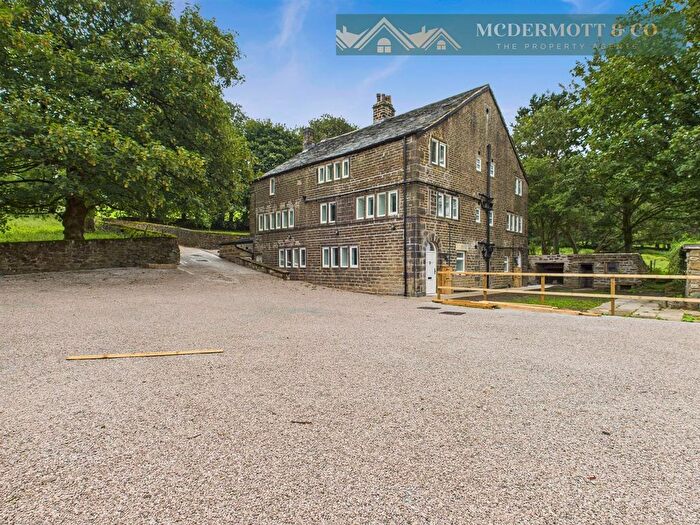 2 Bedroom Flat To Rent In Bradburys Lane, Greenfield, OL3