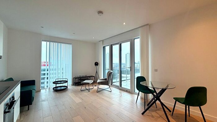 1 Bedroom Flat To Rent In Great West Road, Brentford, TW8