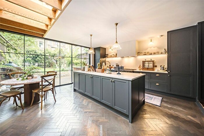 4 Bedroom Terraced House To Rent In Cricketfield Road, Hackney, London, E5