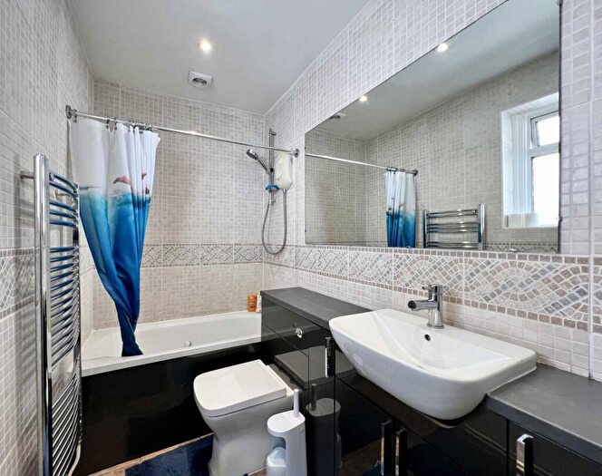 2 Bedroom Bungalow For Sale In Fairfield Road, Brentwood, CM14