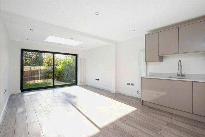 2 Bedroom Flat To Rent In Villa May, D Lakeswood Road, Orpington, BR5