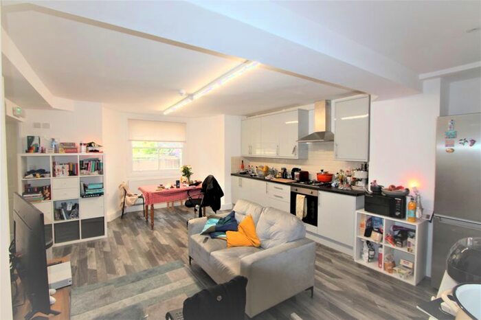 3 Bedroom Flat To Rent In Bow Road, London, E3