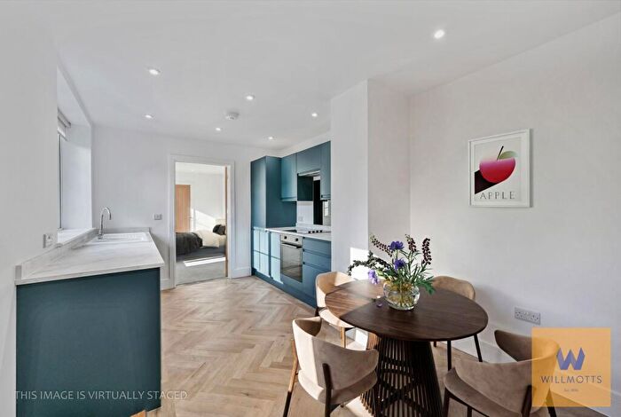 1 Bedroom Flat For Sale In High Street, Thames Ditton, KT7