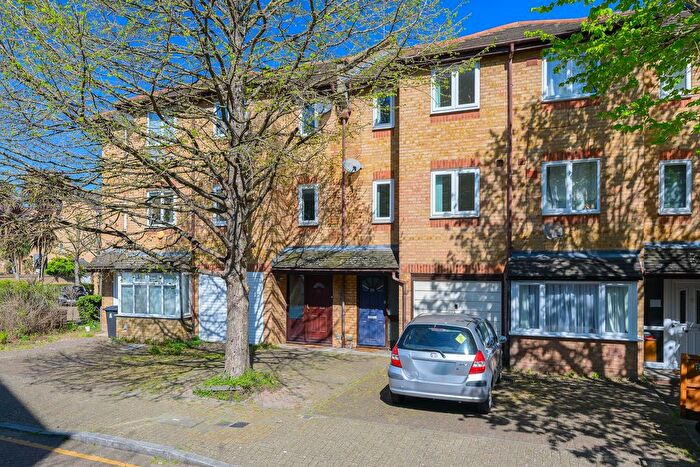 3 Bedroom Detached House For Sale In Inglewood Close, London, E14