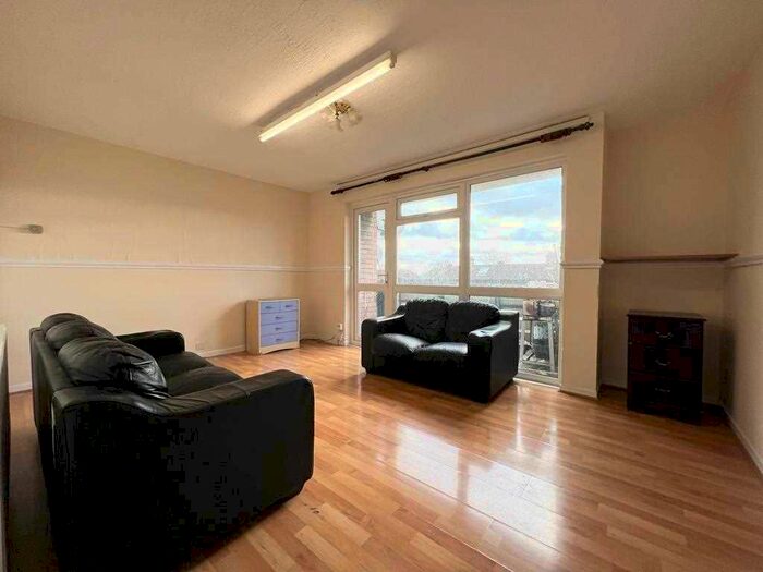 2 Bedroom Flat To Rent In Addison Way, Hayes, UB3