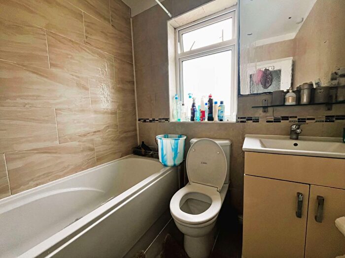 4 Bedroom End Terrace House For Sale In Vale Road, Mitcham, CR4