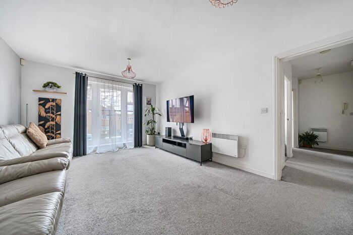 2 Bedroom Flat To Rent In Bower Way, Cippenham, Slough, SL1