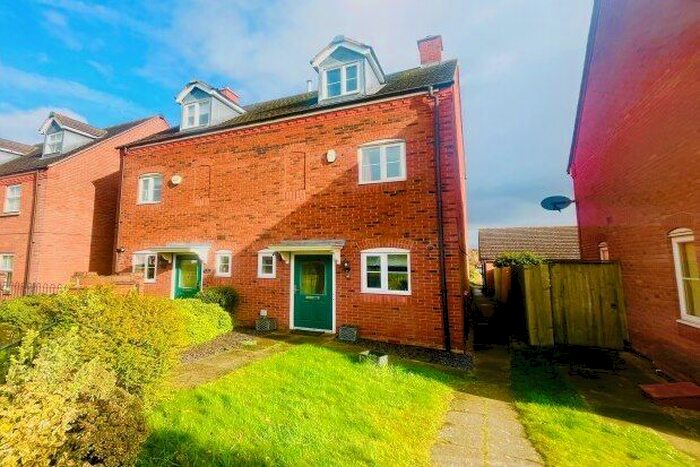 3 Bedroom Property To Rent In Lawrence Way, Lichfield, WS13