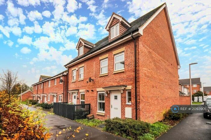 3 Bedroom Semi-Detached House To Rent In Urquhart Road, Thatcham, RG19