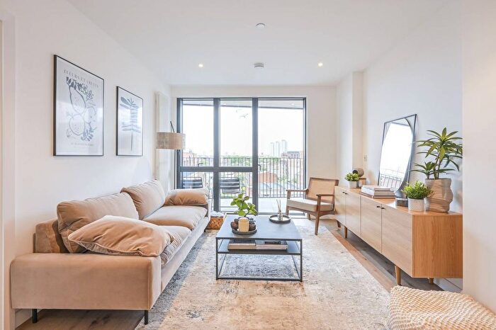 2 Bedroom Flat To Rent In Yeo Street, Bow, London, E3