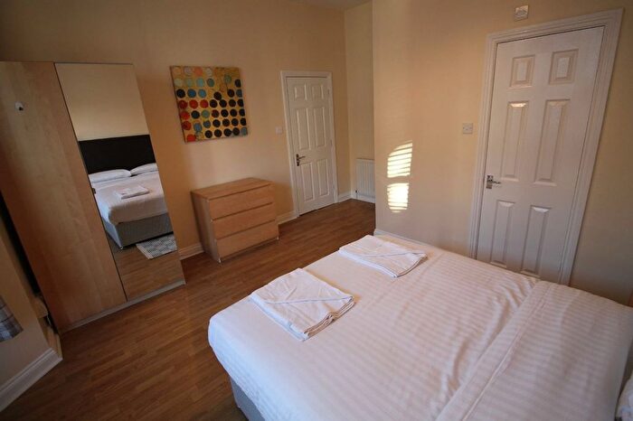 3 Bedroom Flat To Rent In Myrtle Grove, Newcastle Upon Tyne, NE2