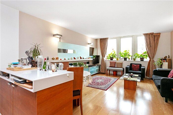 2 Bedroom Flat To Rent In Regency Court, - High Road, E18