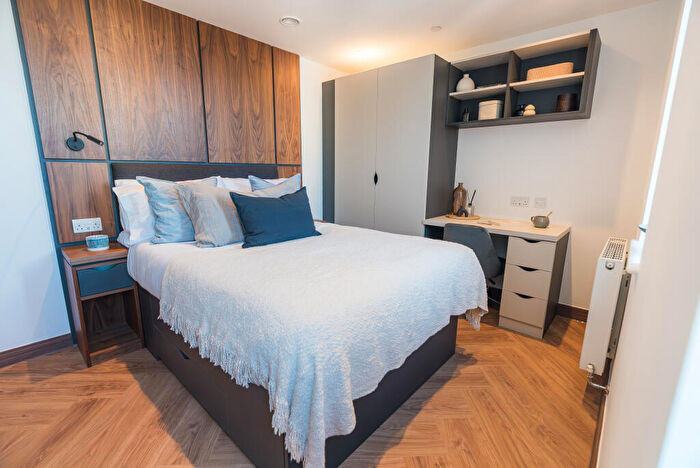 3 Bedroom Apartment To Rent In Apt, Live Oasis Merrion Street Gardens #, LS2