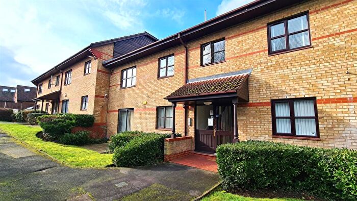 1 Bedroom Flat For Sale In Cricketers Close, Southgate, N14