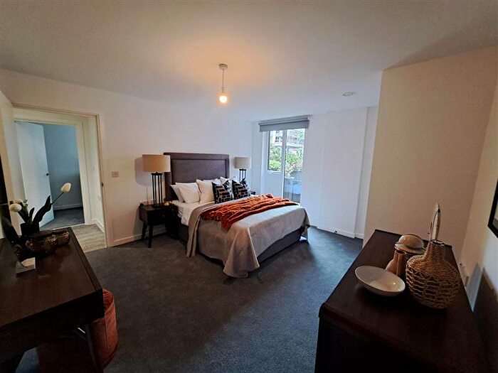 2 Bedroom Apartment To Rent In Queensway, Southampton, Hampshire, SO14