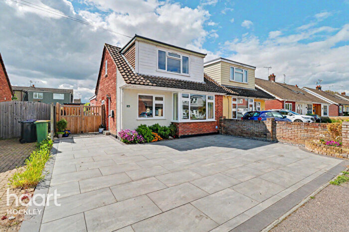 4 Bedroom Chalet For Sale In Nutcombe Crescent, Rochford, SS4