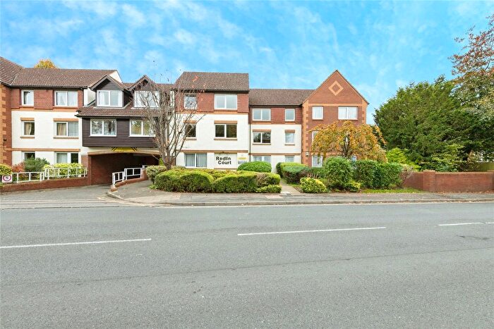 2 Bedroom Flat For Sale In Redlin Court, Redhill, RH1
